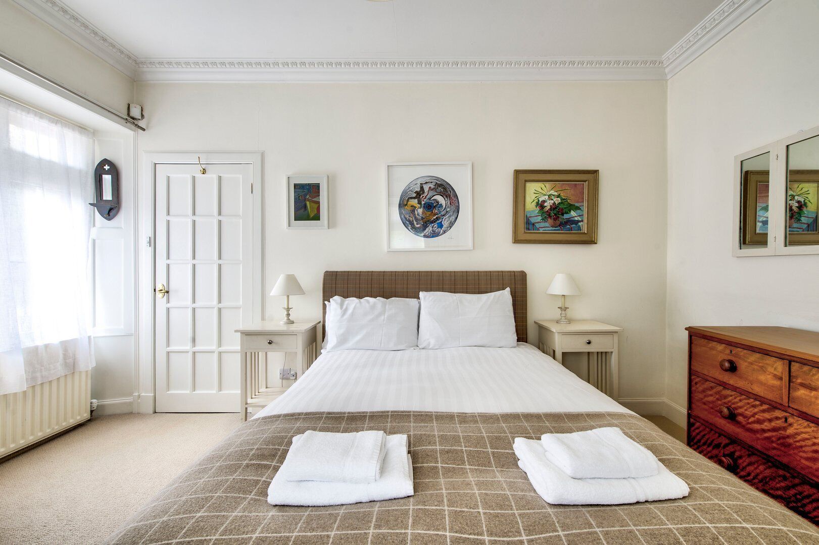 2 bedrooms, internet, bed sheets
