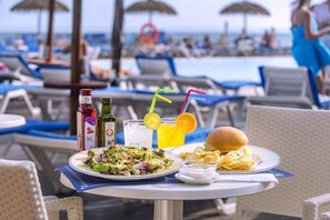 Outdoor dining - Hotel Tahiti Playa and Suites (Santa Susanna)