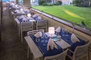 Outdoor dining - Hotel Tahiti Playa and Suites (Santa Susanna)