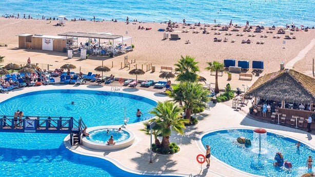 A resort with a large pool area, a beach, and a bar. - Hotel Tahiti Playa and Suites (Santa Susanna)