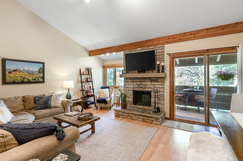 Fantastic, central condo with full kitchen & mountain views from the balcony