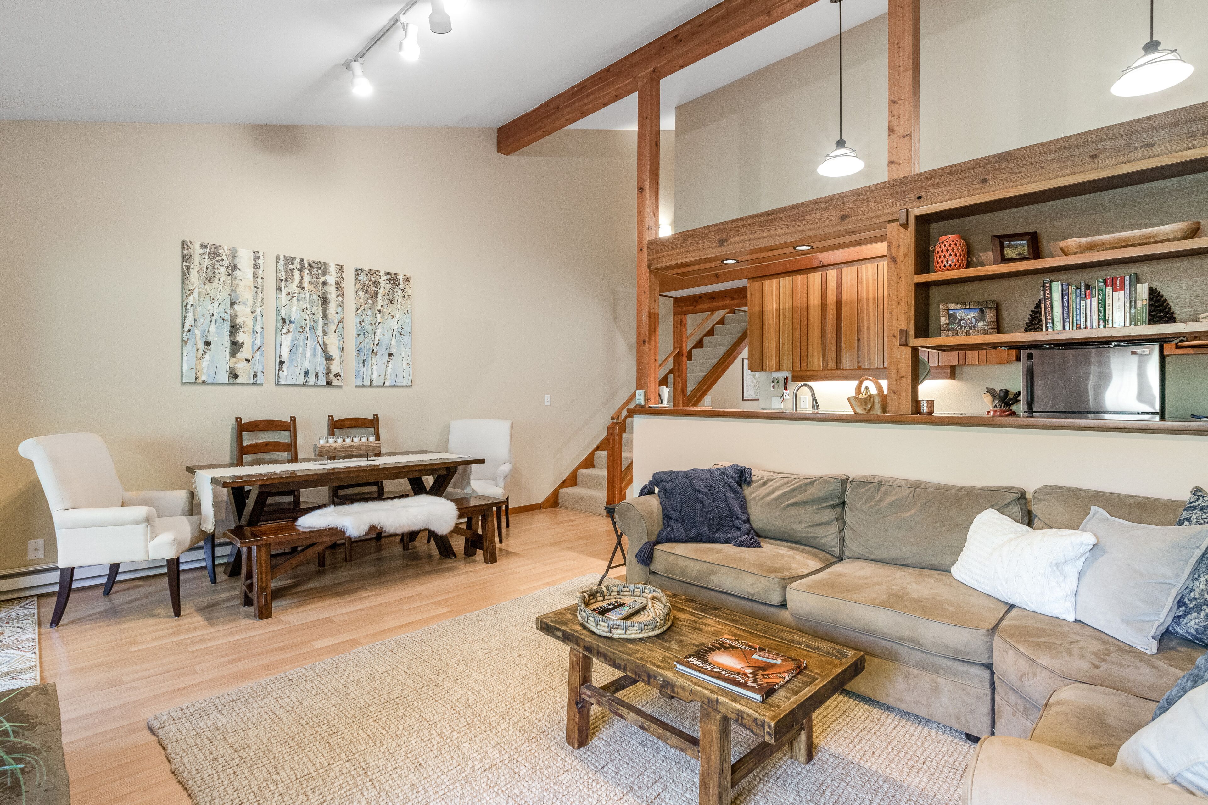 Fantastic, central condo with full kitchen &  mountain views from the balcony