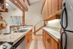 ثلاجة، ميكروويف، فرن، موقد طهي مسطح