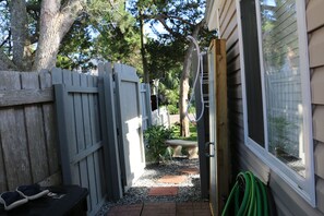 Property grounds - St Augustine Beach Vacation Home. 
Reserve 2025 now and receive a 10% discount. (St. Augustine Beach)
