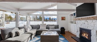 Beautiful, modern townhome next to the golf course with WiFi and full kitchen