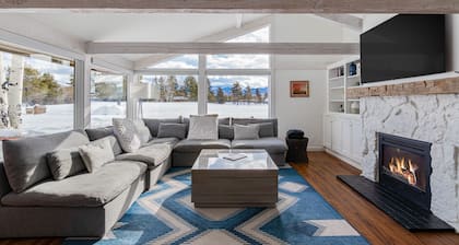 Beautiful, modern townhome next to the golf course with WiFi and full kitchen