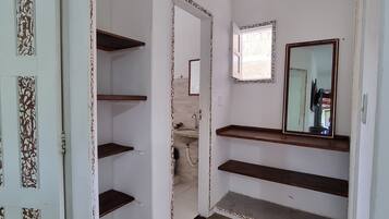 Hypo-allergenic bedding, free WiFi, bed sheets