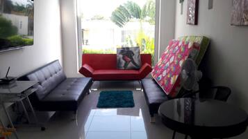 Comfort House | Ruang tamu | 30 inci televisyen skrin rata dengan satelit, TV