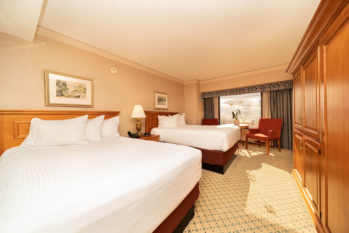 hypo-allergenic bedding, in-room safe, iron/ironing board, free wifi