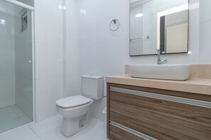 Apartment, Meerblick | Badezimmer | Dusche, Handtücher