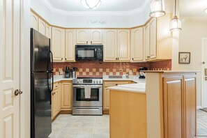 冰箱、微波炉、烤箱、炉灶