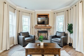 Smart TV, fireplace - Adventure Getaway Vernon NJ Large 3BR Condo @ Mountain Creek Ski Resort #12-11P (Vernon)