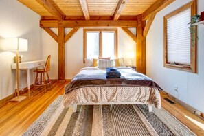 3 bedrooms, desk, iron/ironing board, WiFi - Paradise on 12 Acres with A/C and Pool Nearby (Bloomville)