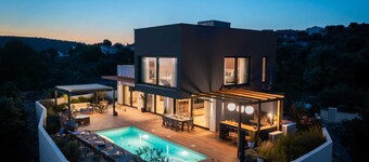 Luxury Villa Silvery with Pool