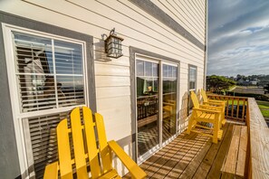 Terrace/patio - Coastal gem near the beach with spacious layout - walk to dining & shops (Newport)