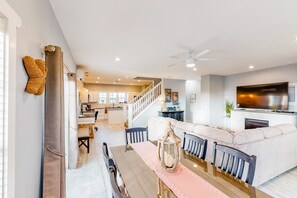 Interior - Coastal gem near the beach with spacious layout - walk to dining & shops (Newport)