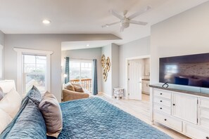 TV, fireplace, books - Coastal gem near the beach with spacious layout - walk to dining & shops (Newport)