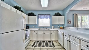 Réfrigérateur, four à micro-ondes, un four, surface de cuisson