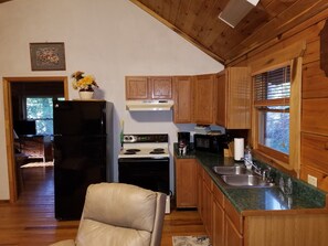 Fridge, microwave, oven, stovetop - Moose Crossing Tall Woods Cabin, number  3 (Waynesville)