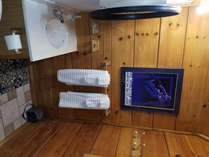 Combined shower/bathtub, hair dryer, towels, soap - Moose Crossing Tall Woods Cabin, number  3 (Waynesville)