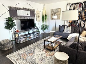 TV, bøker og kontorer