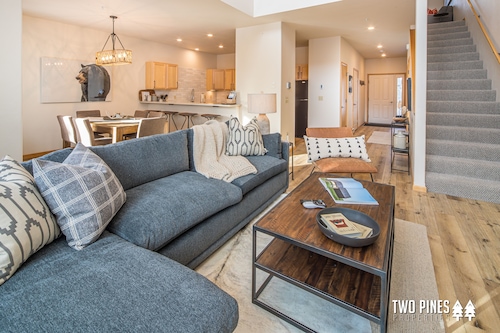 Adorable Townhome! 15 Min Drive to Resort! 5 Min Walk to Town Center and Shuttle