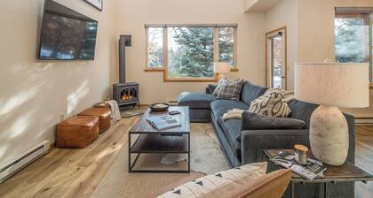 Adorable Townhome! 15 Min Drive to Resort! 5 Min Walk to Town Center and Shuttle