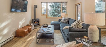 Adorable Townhome! 15 Min Drive to Resort! 5 Min Walk to Town Center and Shuttle