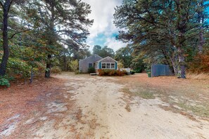 Property grounds - Charming home with spacious deck and patio, washer/dryer & high-speed WiFi (Eastham)