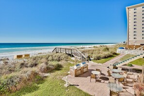 Outdoor dining - Renovated Low Density Beach Front With Private Beach (Destin)