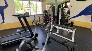 Een sportschool met loopbanden, elliptische trainers en krachtapparaten.