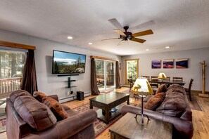 Smart TV, fireplace, table football, ping pong - Hot Tub, Fire Pit, Wet Bar, Near Trails, Sleeps 10 (Stateline)