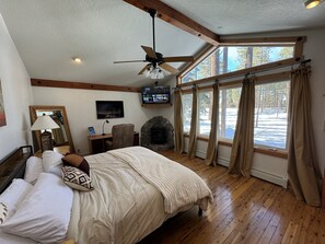 4 bedrooms, iron/ironing board, travel cot, free WiFi - Hot Tub, Fire Pit, Wet Bar, Near Trails, Sleeps 10 (Stateline)
