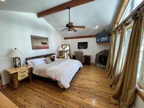 4 bedrooms, iron/ironing board, travel cot, free WiFi - Hot Tub, Fire Pit, Wet Bar, Near Trails, Sleeps 10 (Stateline)
