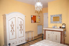 1 bedroom, desk