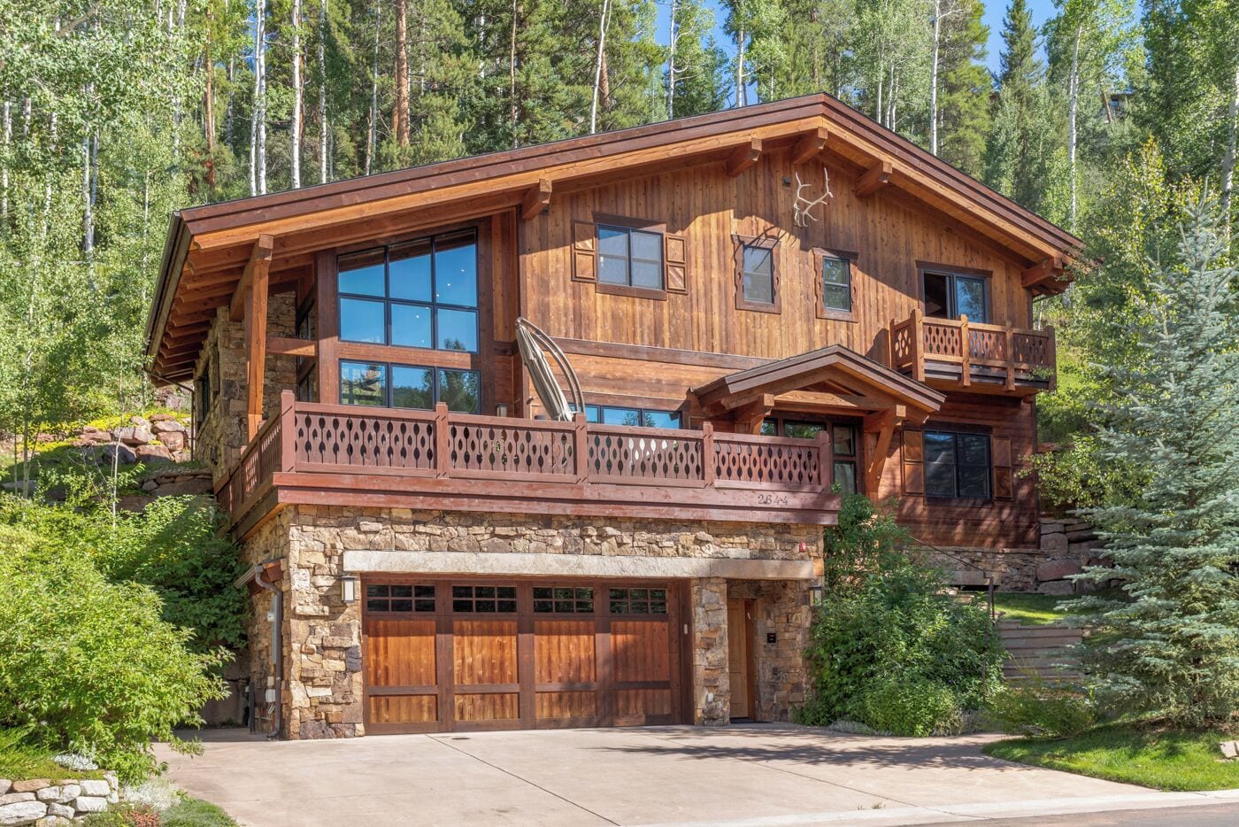 MOUNTAIN MODERN LUXURY CHALET Hot tub, free bus, deck, 4 car parking & fire pit!