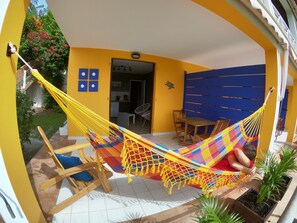 Outdoor dining - T2, Trois-Ilets, close to amenities and beach. (Les Trois-Îlets)