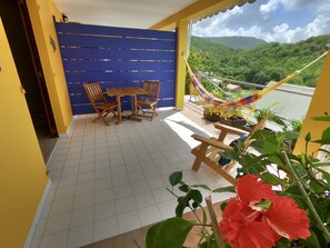 Outdoor dining - T2, Trois-Ilets, close to amenities and beach. (Les Trois-Îlets)