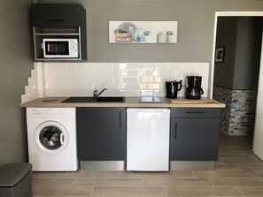 Geladeira, micro-ondas, cooktop, cafeteira/chaleira