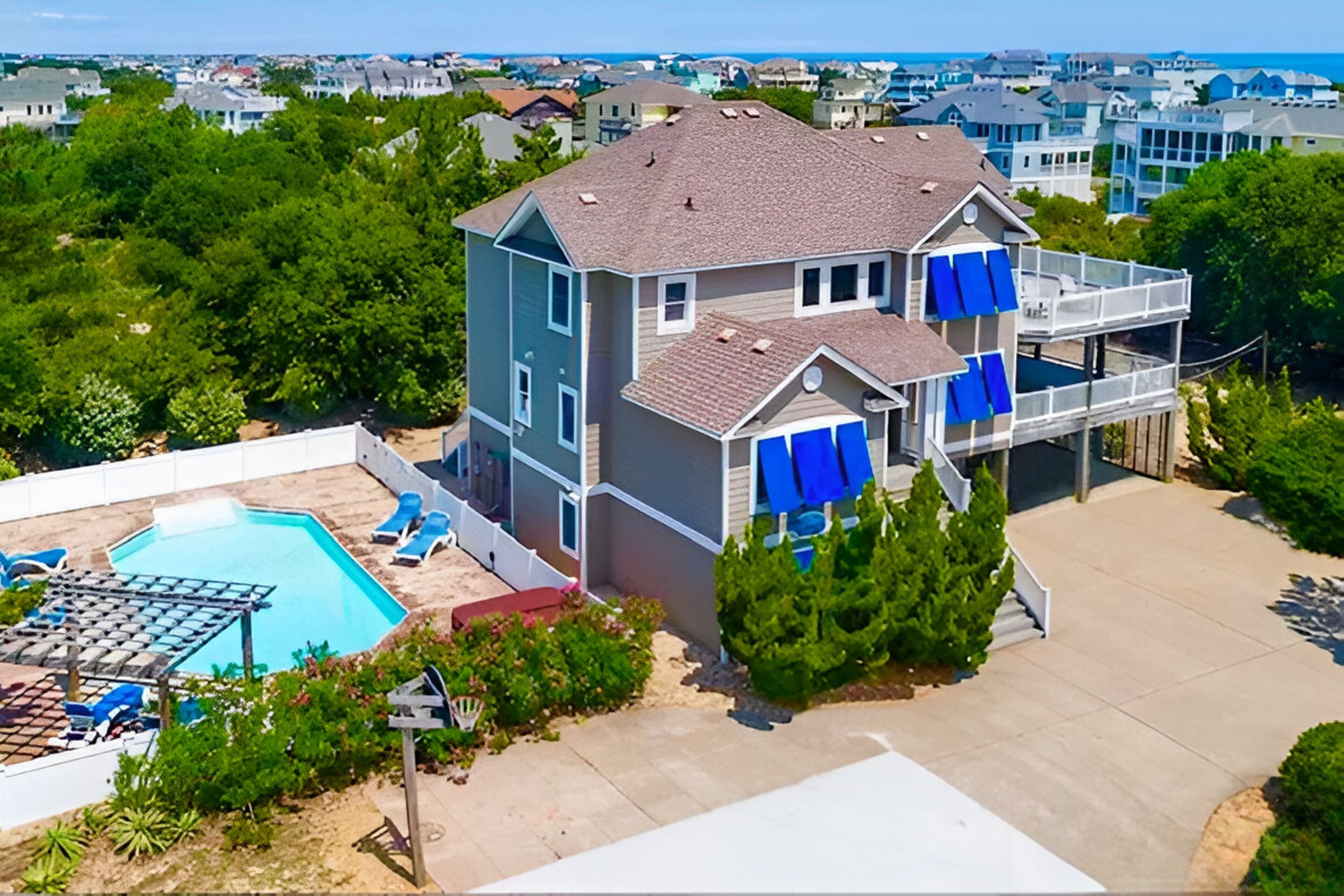 Oceanside In Corolla with heated pool, hot tub & rec room with pool table