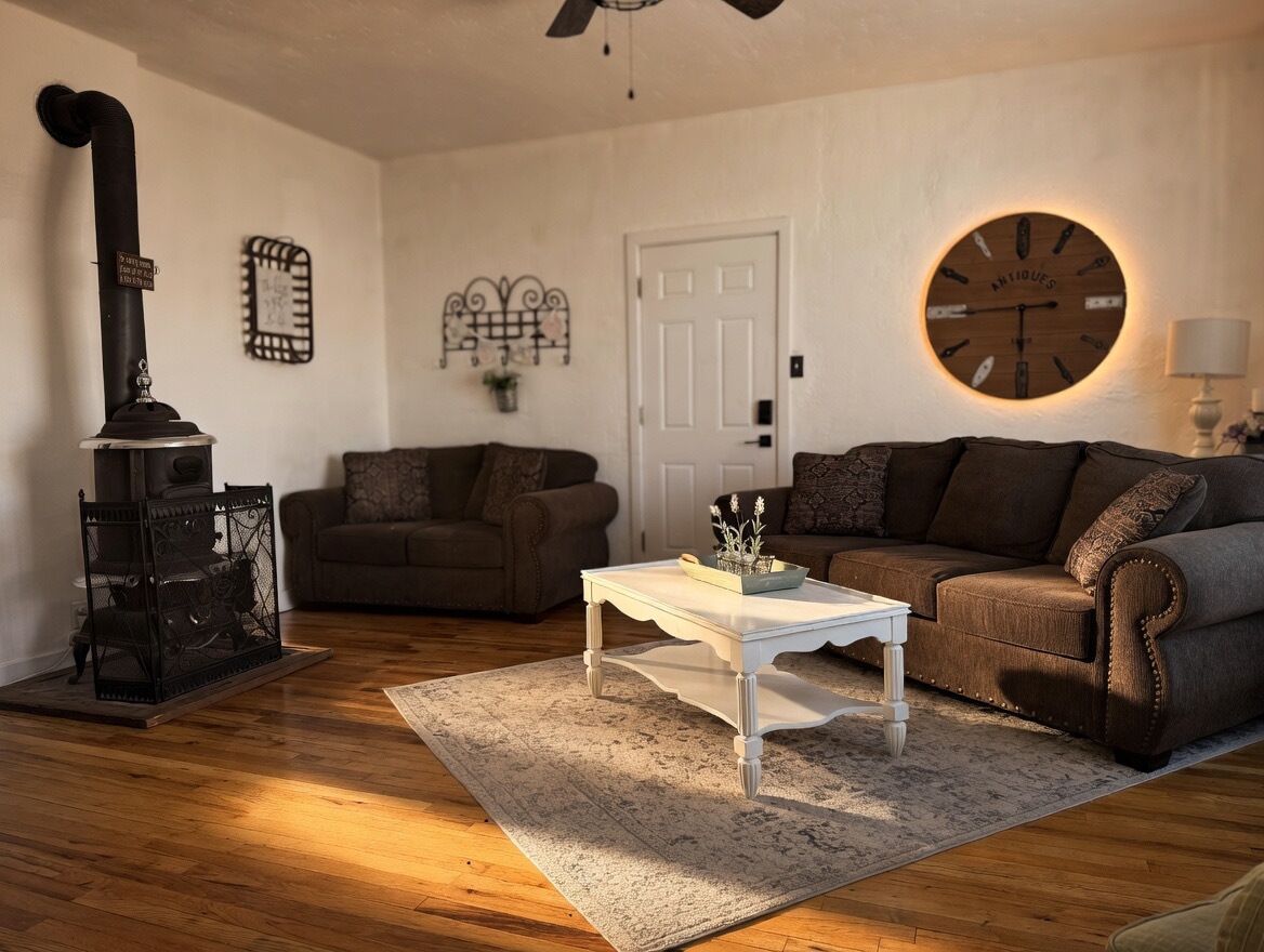 Restored 1920s Corner Cottage  Bryce Gateway Retreat - Panguitch, UT