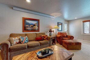 Una televisión, una chimenea