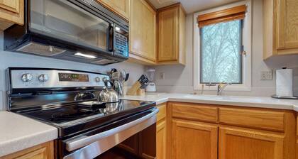 Spacious condo near downtown Jackson with furnished deck, mtn views & grill