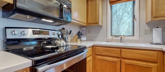 Spacious condo near downtown Jackson with furnished deck, mtn views & grill