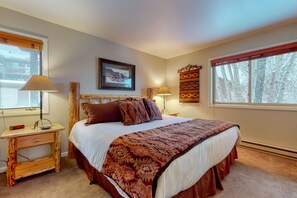 4 bedrooms, iron/ironing board, Internet, bed sheets