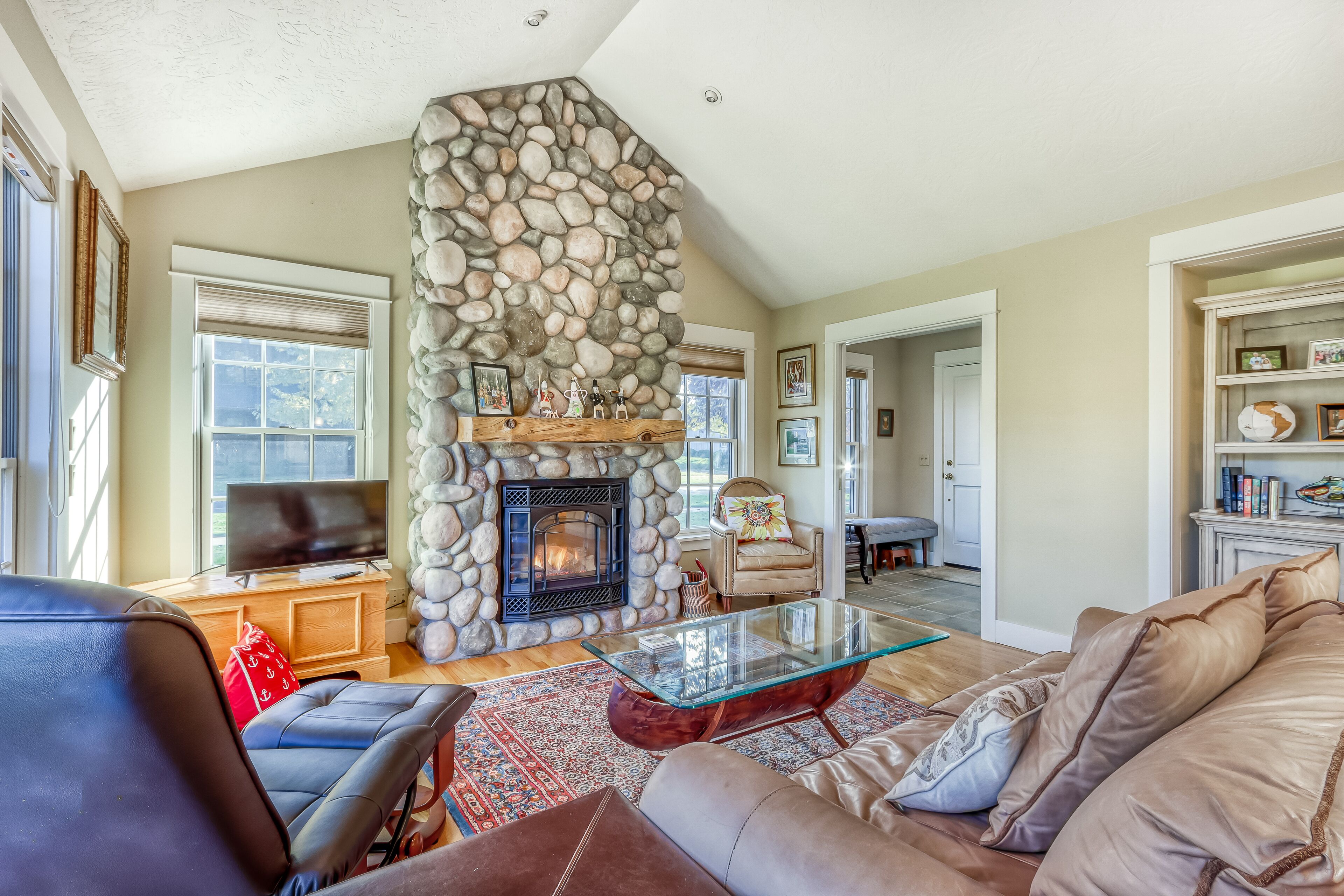 Ground floor home w/fireplace, patio, washer/dryer, shared pool & hot tub, AC