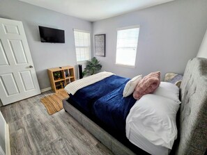 4 Schlafzimmer, Schreibtisch, Bügeleisen/Bügelbrett, Reisekinderbett