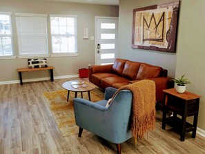 Smart TV, books, offices - Little White Lighthouse<br>NRG/UH/TSU/RICE/Midtown/Downtown (Houston)