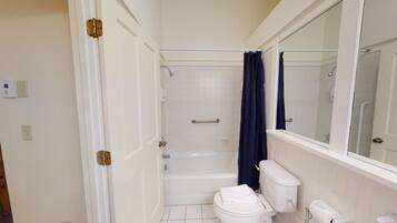 Studio (Preston Suite #8) | Bathroom