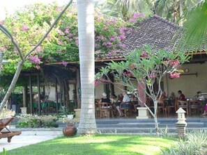Property grounds - Puri Saron Senggigi Beach Hotel (Senggigi)